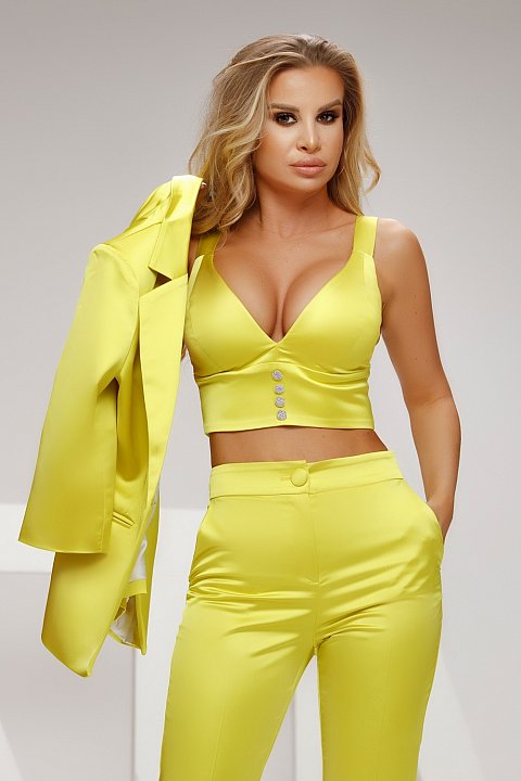 The yellow bustier is low-cut and is ideal for evenings at the disco. The bustier has a modern cut that highlights your sensuality and closes with a zipper.