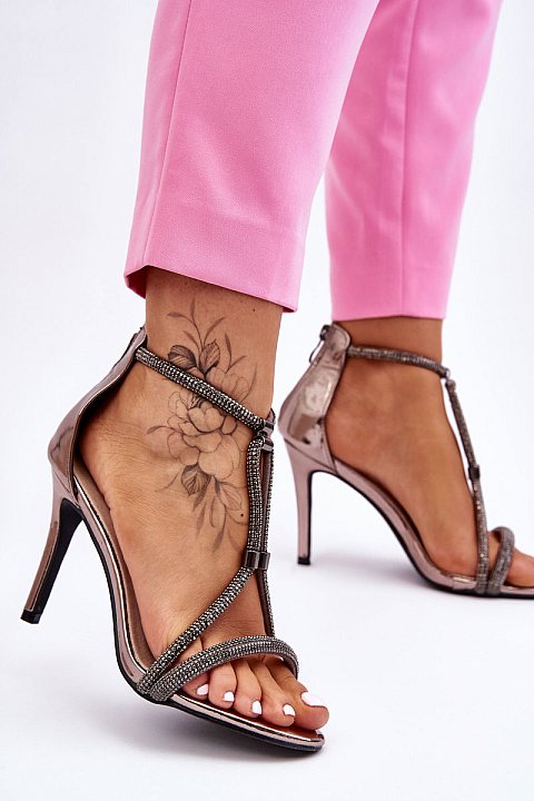 Elegant sandals with rhinestones 