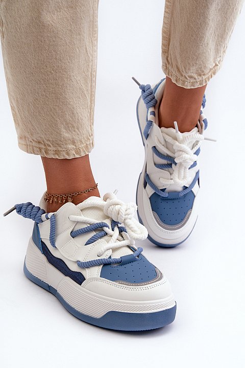Sport shoes with round laces