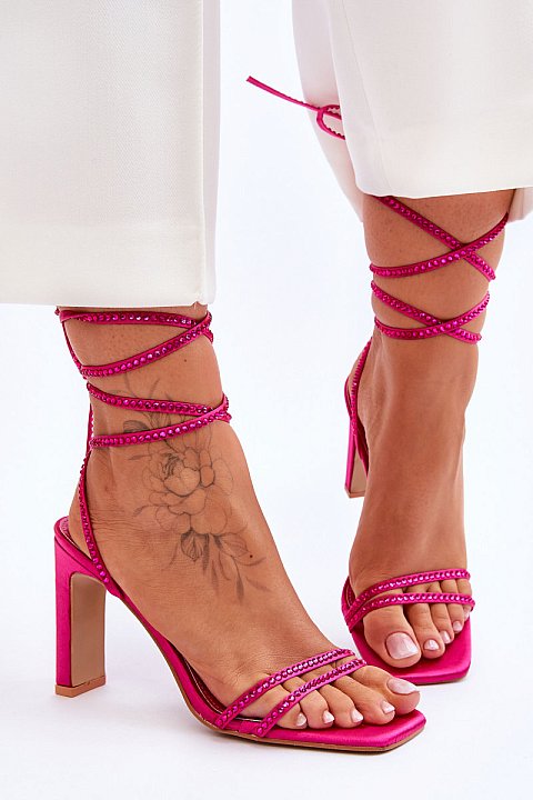 Elegant sandals with ankle laces