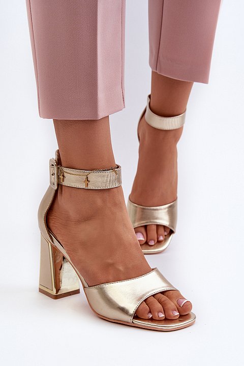 Casual sandals with heels