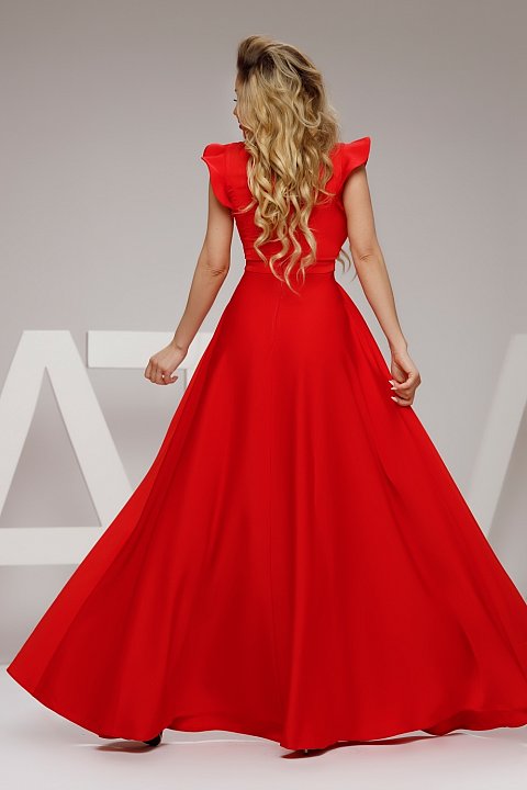 Vestido de noche rojo largo muy femenino tanto en color como en diseño