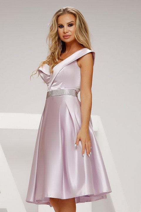 Vestido midi lila con escote pronunciado, hombros descubiertos y tirante fino. El vestido tiene un cordón desmontable con pedrería en la cintura que le da un 