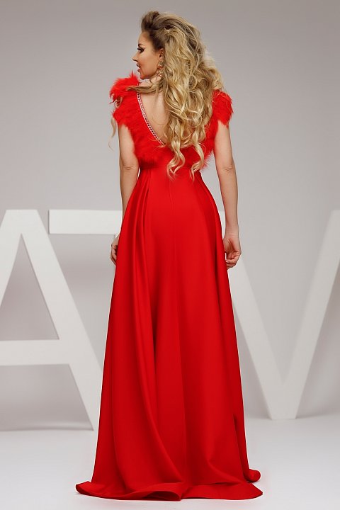 The long red taffeta dress is an elegant dress, ideal for events. The dress is airy, with a deep slit and a plunging neckline that helps you look perfect.