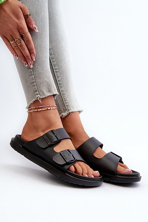 Summer slippers with buckles