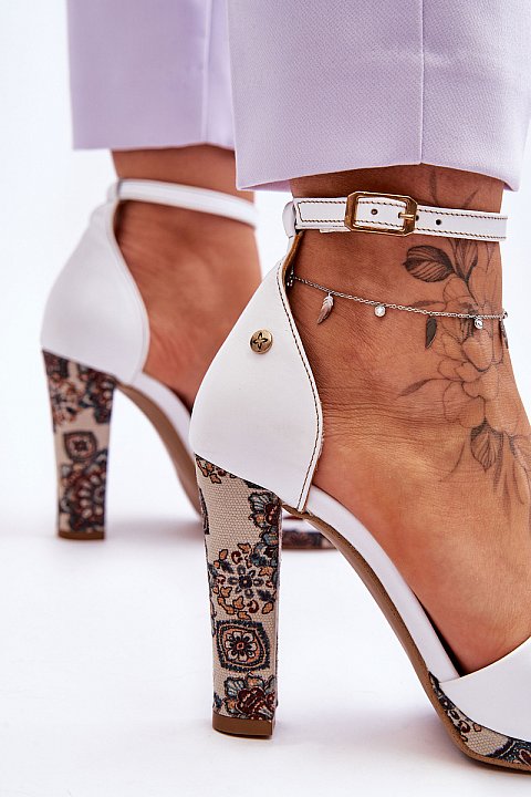 Elegant sandals with patterns