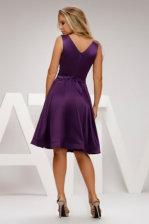 Vestido midi morado con botones en todo el largo del vestido