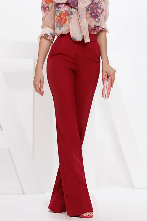 Pantalone in cady di colore bordeaux a zampa. 