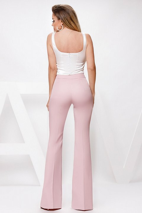 Pantalone a zampa in cady rosa tenue. 